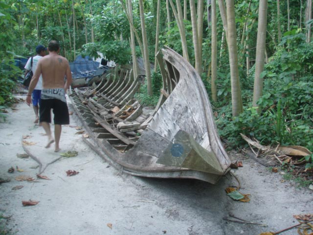 Krabi_-_Longboats_after_Tsunamai.jpg